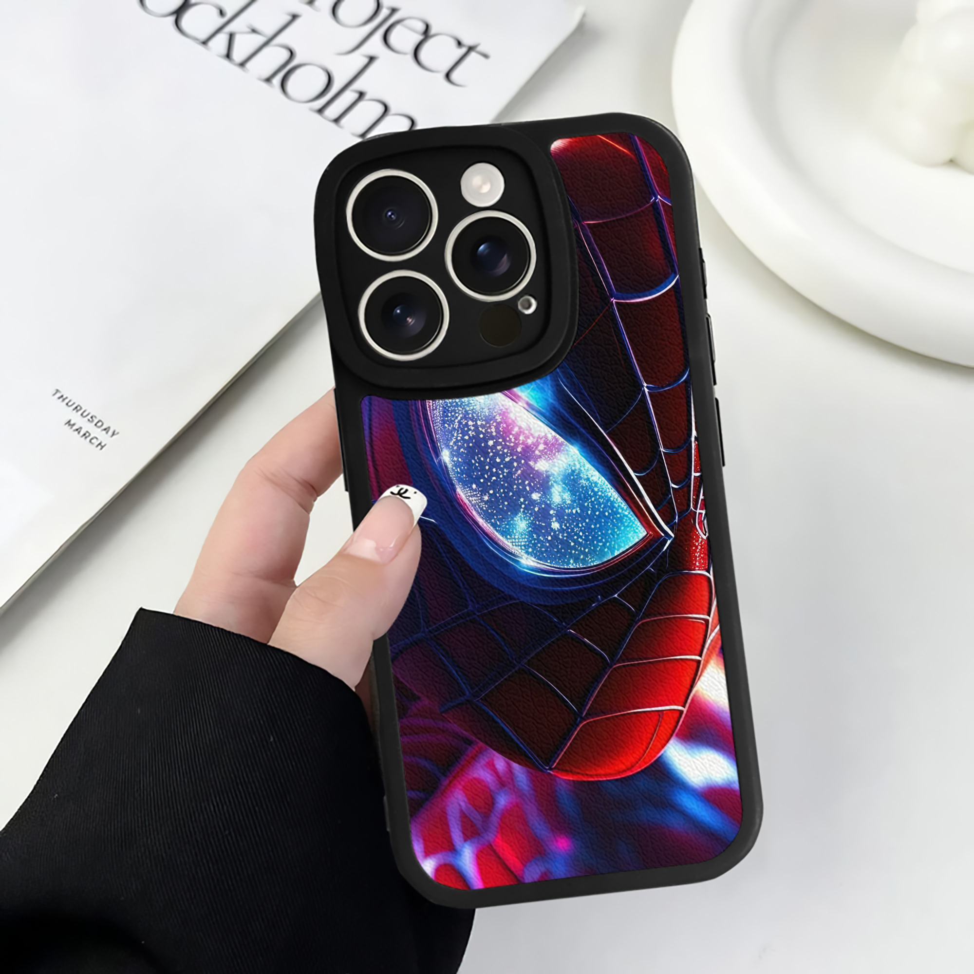 Spider Man スパイダーマン 【iPhone 16シリーズ対応】シリコンスマホケース（レザー調） 材質：シリコン